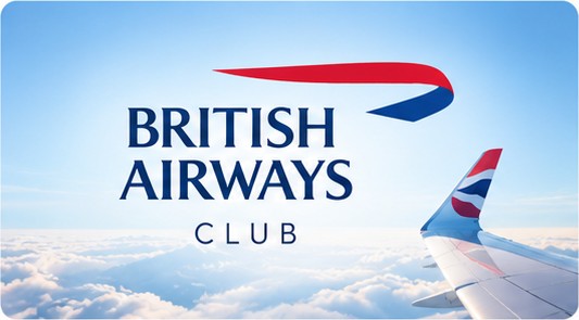 Skrzydło samolotu British Airways nad chmurami