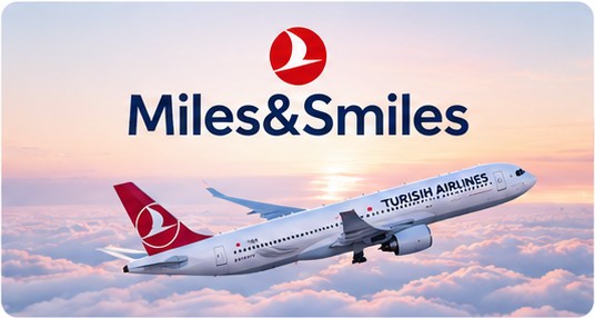 Samolot Turkish Airlines nad chmurami o zachodzie słońca
